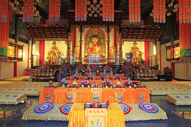大雄宝殿内景